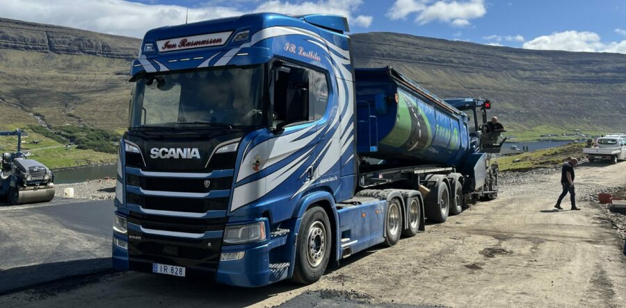 Vit søkja førara til trailara